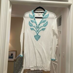 Suluz white top with turquoise embroidered details(hl)